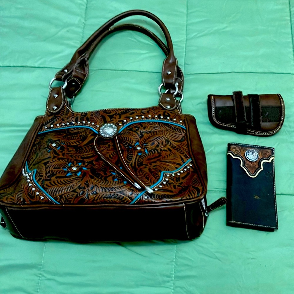 Concealed carry purse with bonus Ariat checkbook and credit card carrier